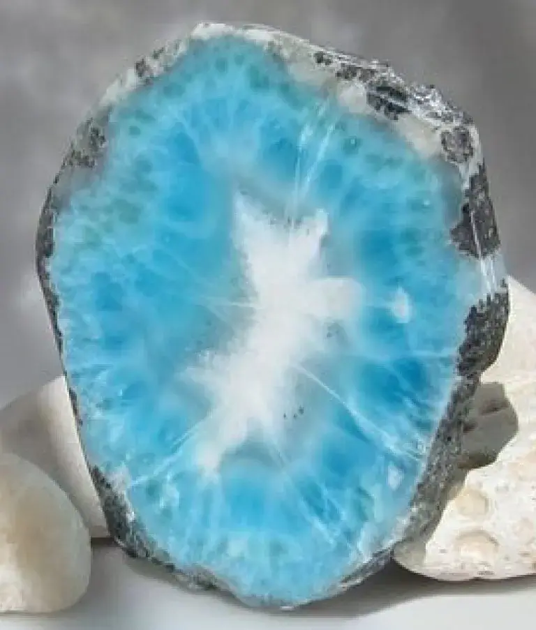 Larimar Taşı Özellikleri Nelerdir? Larimar Taşı Özellikleri Nelerdir?